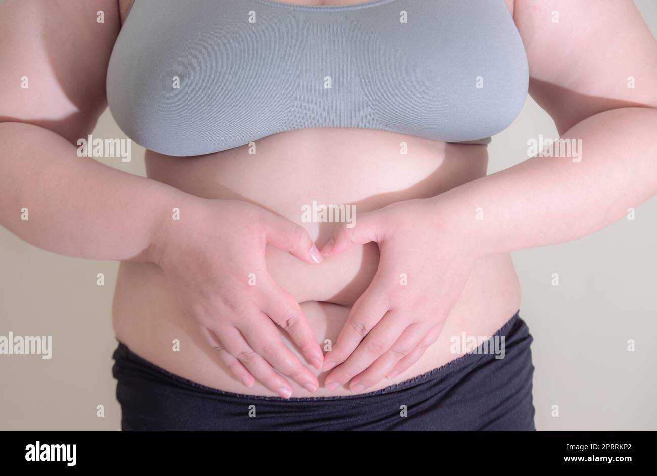 Donna grassa, forma muscolo stomaco sano, e stile di vita dieta Foto Stock