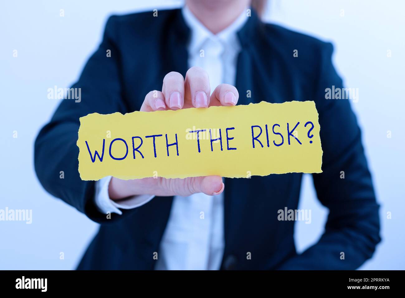 Didascalia di testo che vale il rischio di mettere in dubbio se una determinata azione è stata bilanciata con la sua reazione. Idea aziendale che chiede se una determinata azione è bilanciata con la sua reazione Foto Stock