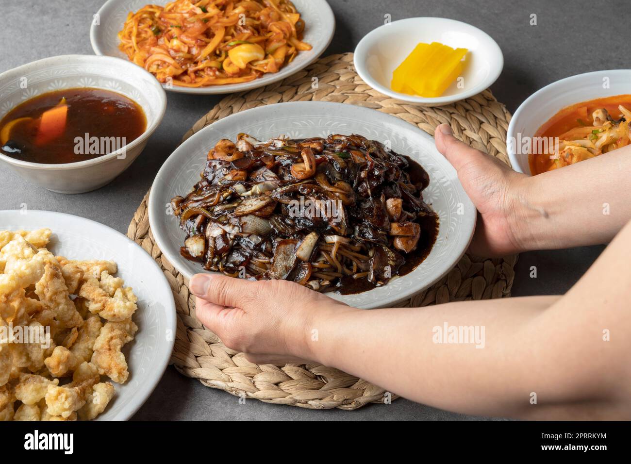 Cibo tradizionale coreano, noodle nero Jajangmyeon su una ciotola bianca  Foto stock - Alamy