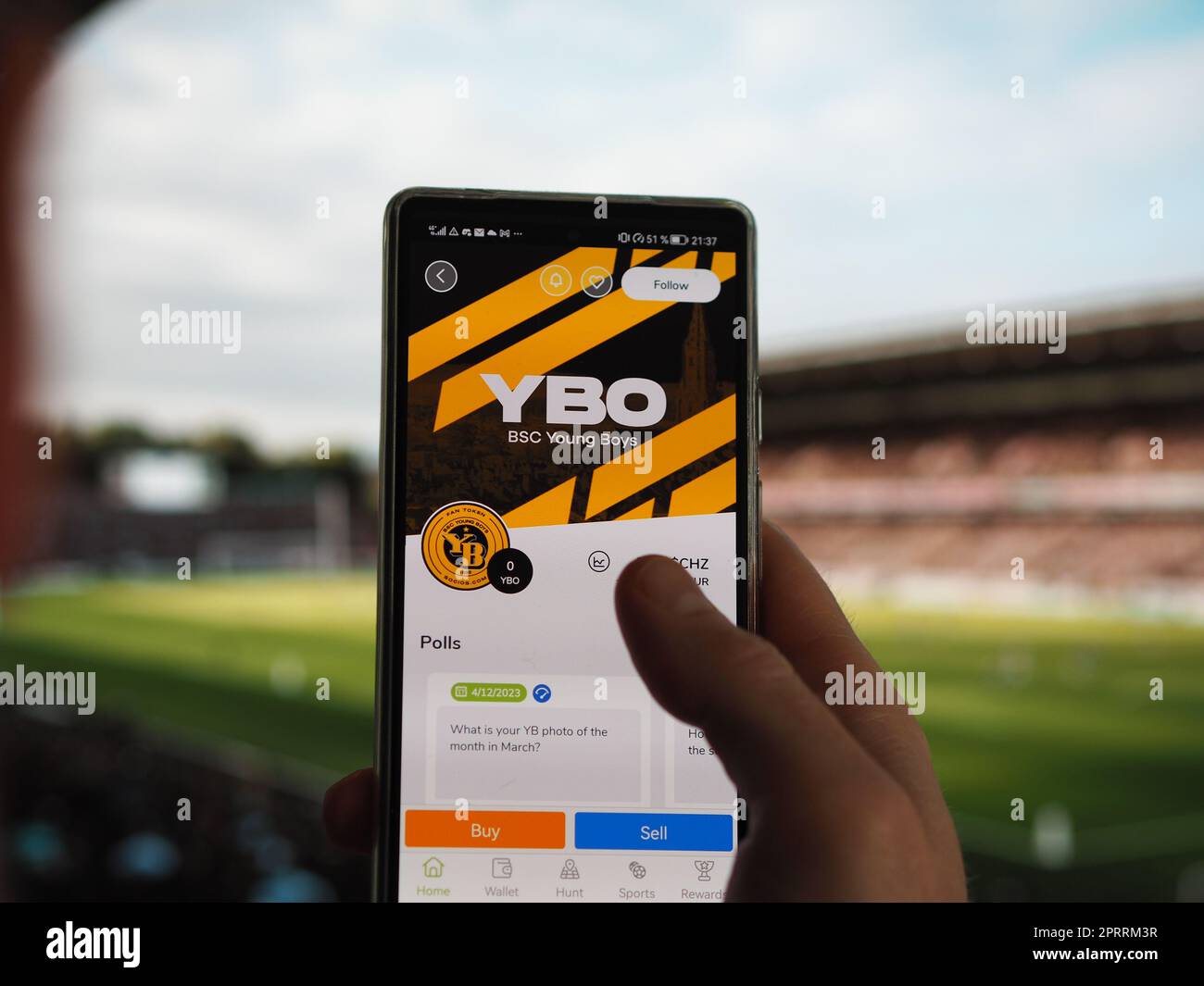 Apr 24th 2023. Un fan di BSC Young Boys guarda il gettone YBO del suo team sull'app Socios, il marketcap della nft del team di Berna su uno schermo. Foto Stock