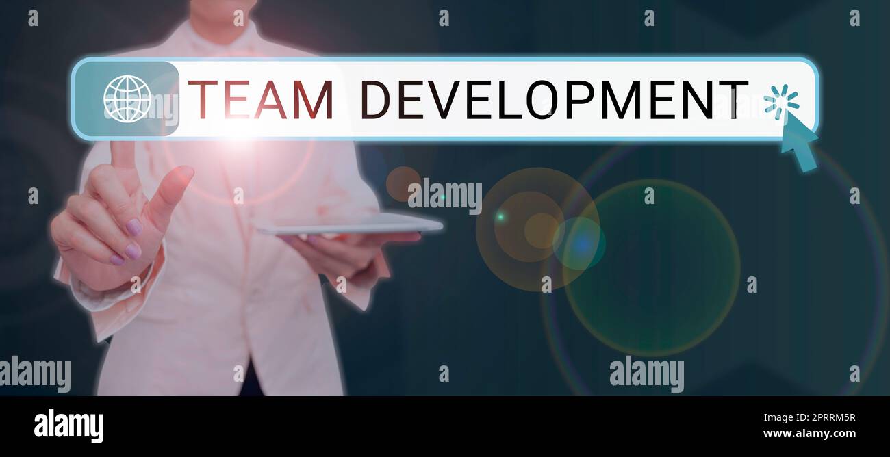 Scrittura a mano Team DevelopmentScoprite perché e come i piccoli gruppi cambiano nel tempo con i grafici. Concetto aziendale Scoprite perché e come i piccoli gruppi cambiano nel tempo con i grafici Foto Stock