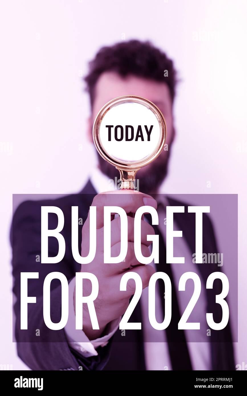 Scrittura visualizzazione del testo bilancio per il 2023An stime scritte delle entrate e delle spese per il 2023. Concetto che indica una stima scritta delle entrate e delle spese per il 2023 Foto Stock