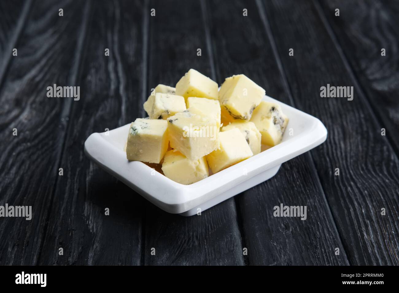 Piccoli pezzi quadrati di formaggio blu. Formaggio con funghi. Foto Stock