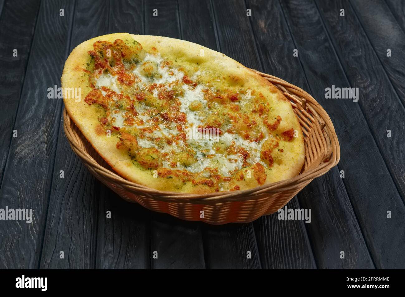 Focaccia calda nel cestino di vimini sul tavolo Foto Stock