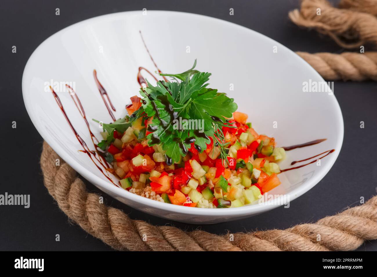 Insalata quaresimale con pomodoro, midollo squash, cuscus, zucchine e paprika. Foto Stock