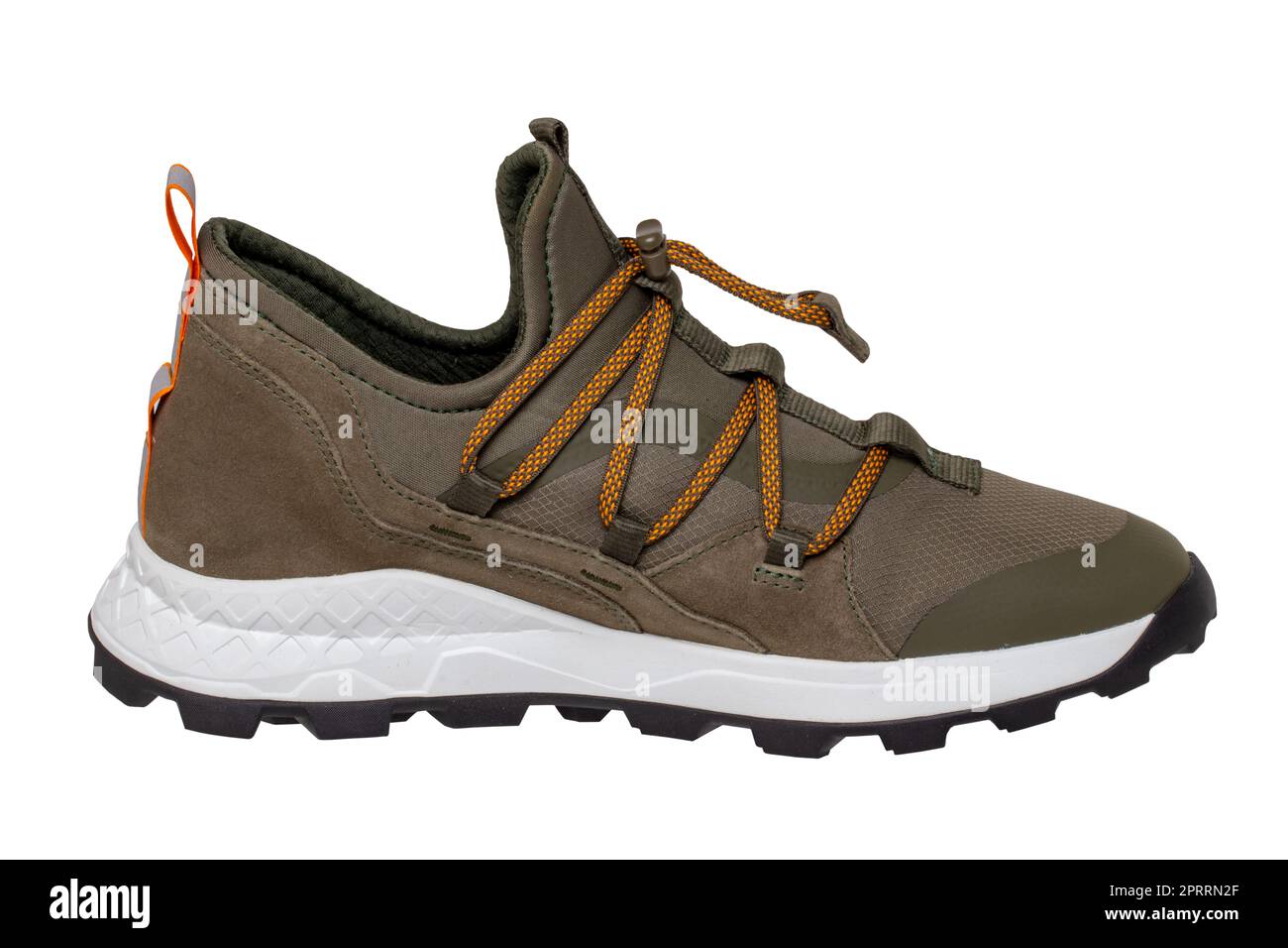 Primo piano di un singolo di una moderna sneaker verde oliva o di una scarpa sportiva isolato su uno sfondo bianco. Tracciato di ritaglio. Scarpe da uomo eleganti e alla moda. Macro. Foto Stock