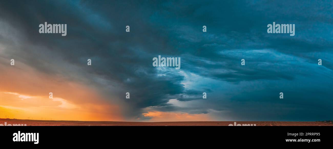 Vista aerea del tramonto Alba cielo luminoso sopra la fienata estiva Campo Paesaggio in serata Foto Stock