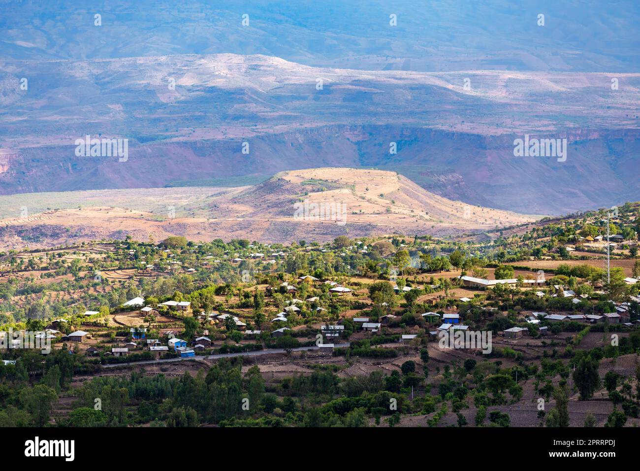 Highland paesaggio con case, Etiopia Foto Stock