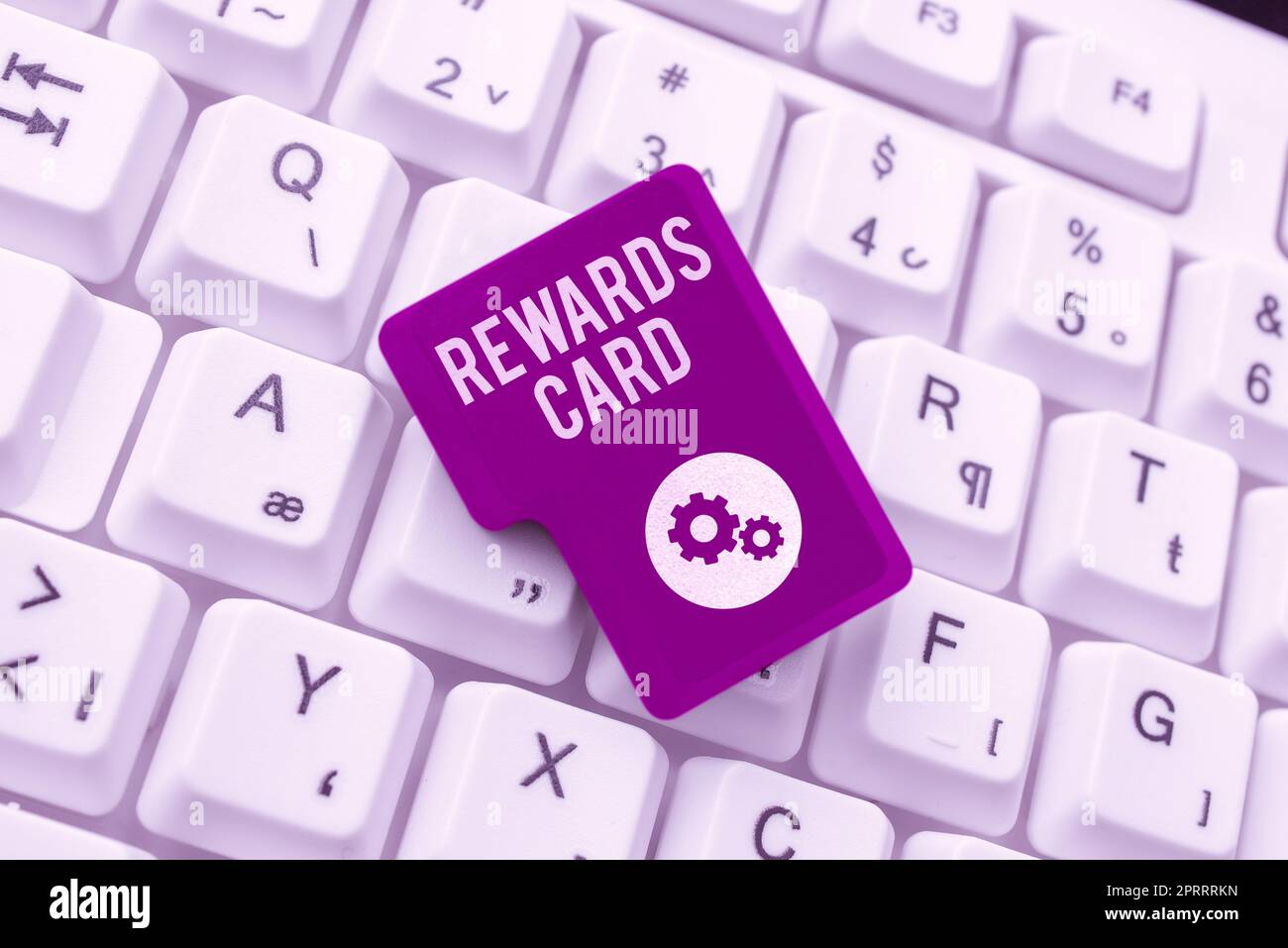 Didascalia di testo che presenta la carta Rewards. Word for Help guadagna punti in denaro miglia dagli incentivi per gli acquisti giornalieri Foto Stock
