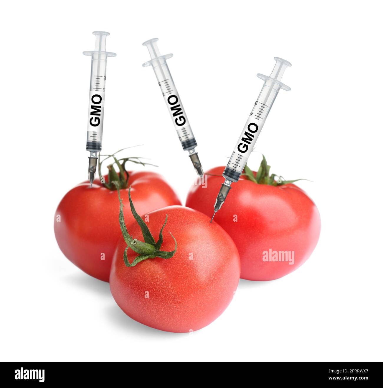 Siringhe con etichette OGM in pomodori su sfondo bianco Foto Stock