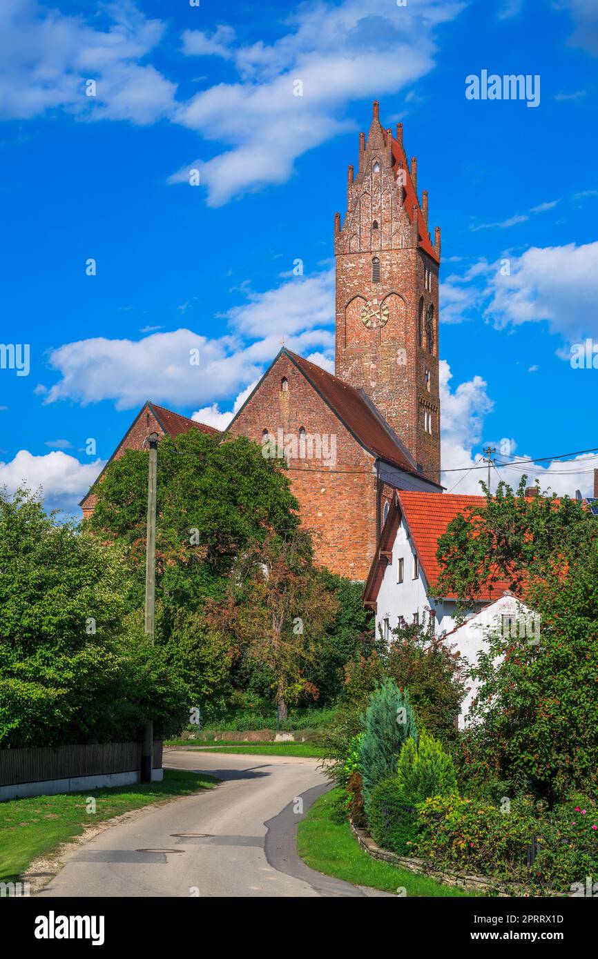 La chiesa di San Petrus und Paulus nel villaggio di Ebrantshausen in una zona chiamata Hallertau (Baviera, Germania) Foto Stock