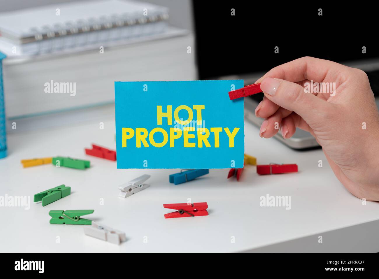 Testo che mostra ispirazione Hot Property. Concetto di Internet qualcosa che è ricercato o è fortemente richiesto Foto Stock