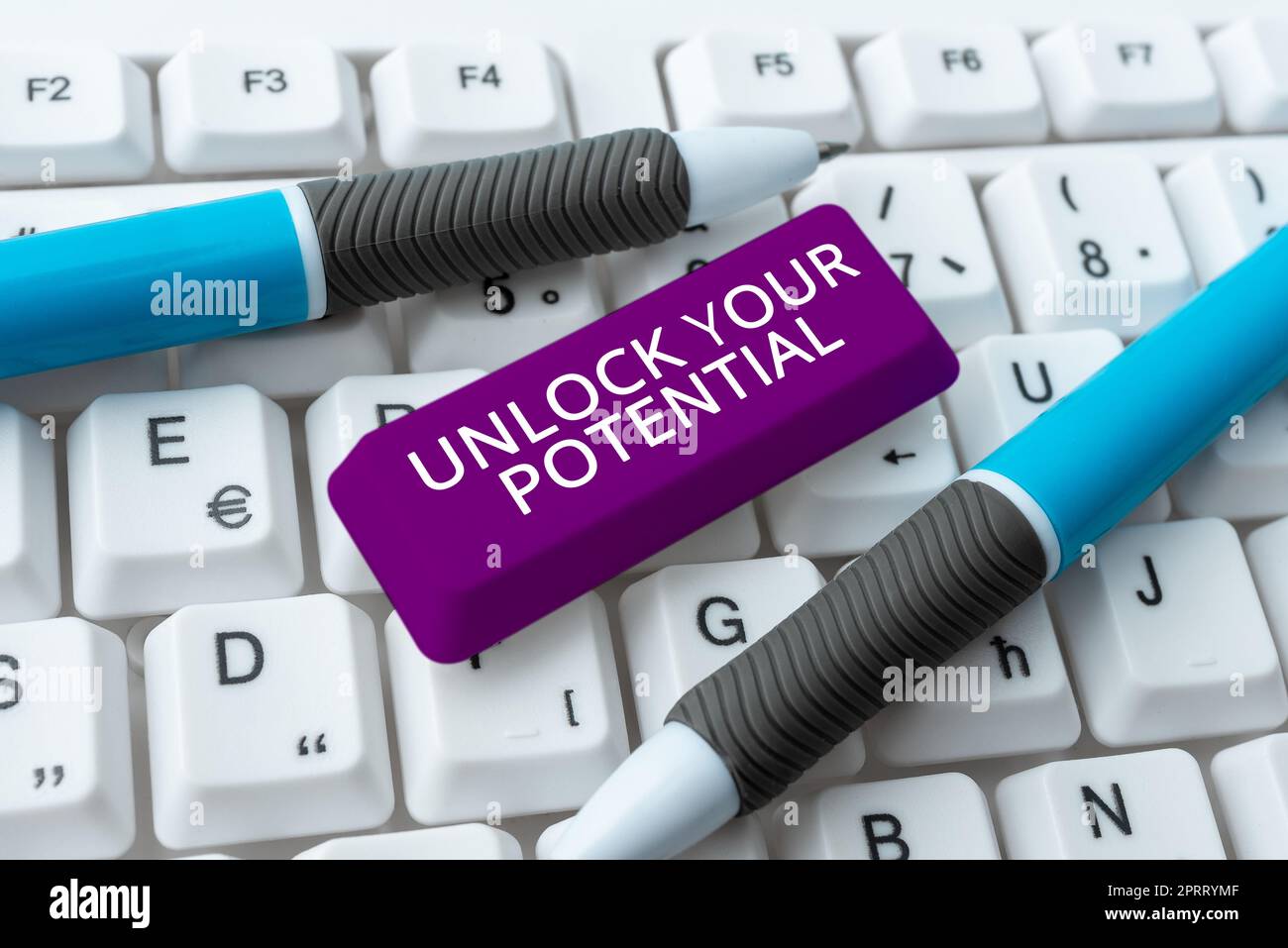 Segno di scrittura della mano Sblocca il tuo potenziale. La vetrina aziendale massimizza la forza e le capacità fanno la differenza Foto Stock