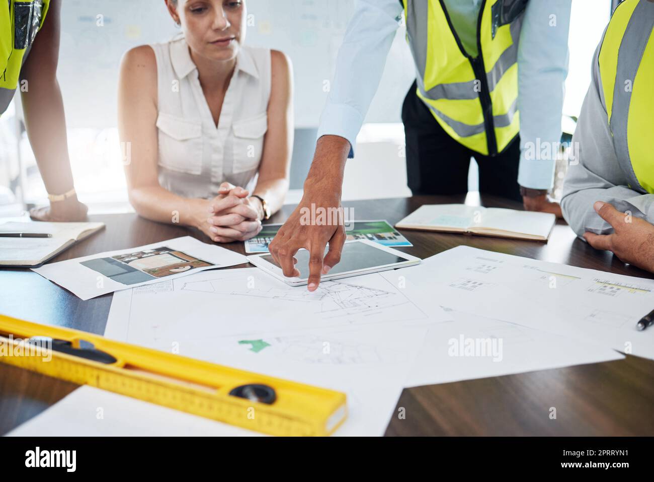 Costruzione, progetto e pianificazione con Architect in Meeting per consulenza, gestione dei progetti e visione. Progettazione, progettazione e piani di cantiere con team di progettisti o appaltatori Foto Stock