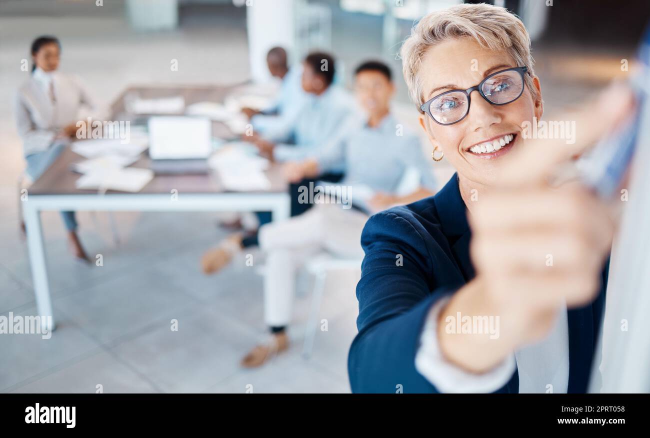 Presentazione, formazione e pianificazione con un leader donna, un manager o un CEO in un workshop per l'apprendimento e lo sviluppo. Coaching, insegnamento e crescita con una mentalità della visione e della missione aziendale Foto Stock