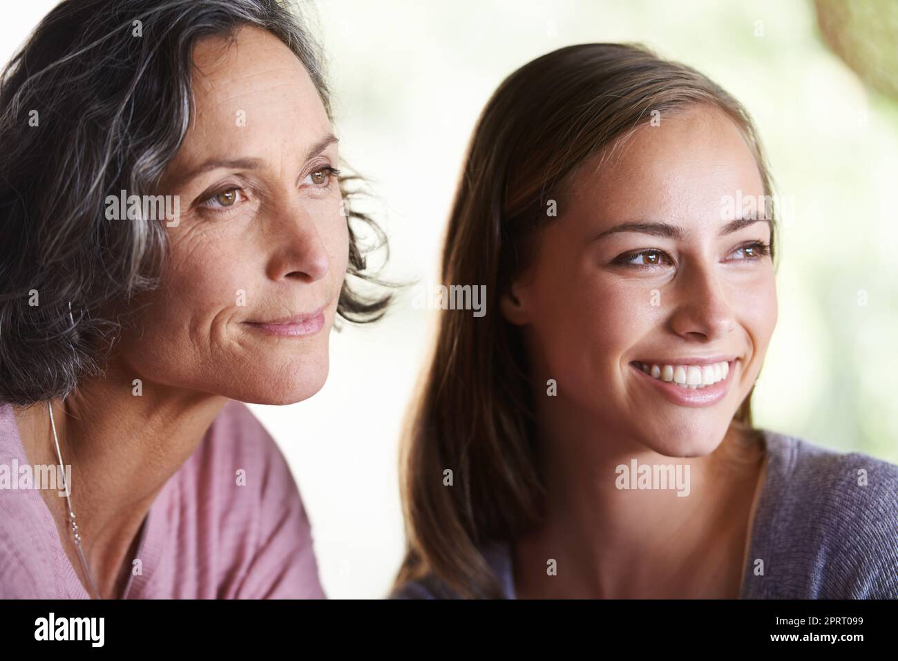 Si trasformò in una donna di cui la mamma era orgogliosa. Una bella madre e figlia che guarda felice mentre trascorrono il tempo di qulaity insieme. Foto Stock