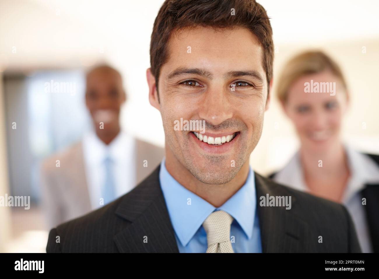 Se l'occasione non bussa, costruisca una porta. Primo piano scatto corto di un bel giovane in ufficio con i suoi colleghi. Foto Stock