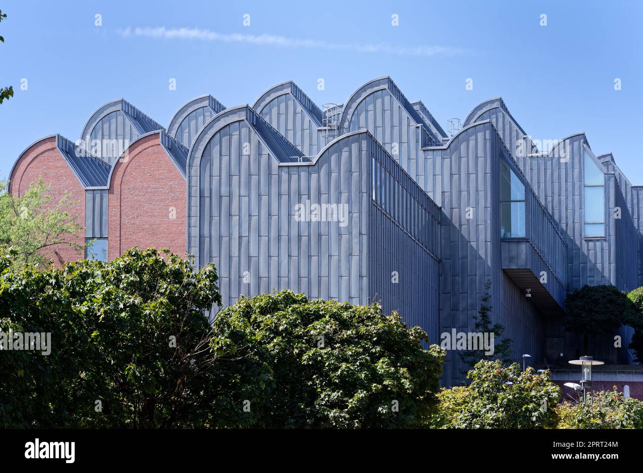 la facciata moderna e straordinaria del museo di colonia ludwig visto dal fiume reno Foto Stock