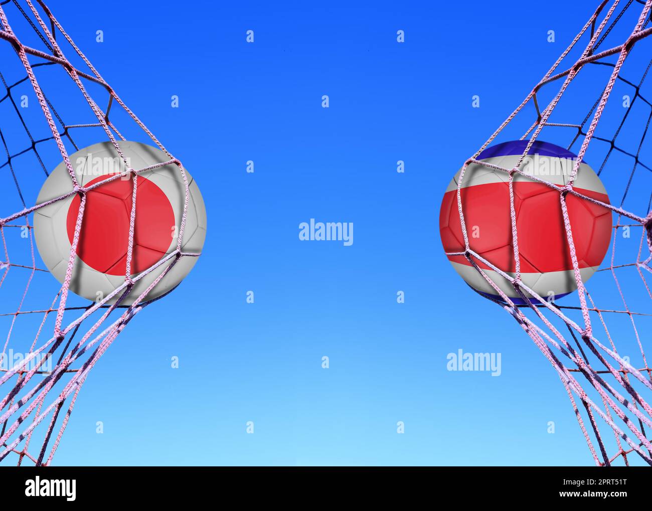 Due palline da calcio in bandiere Giappone e Costa Rica in una rete Foto Stock