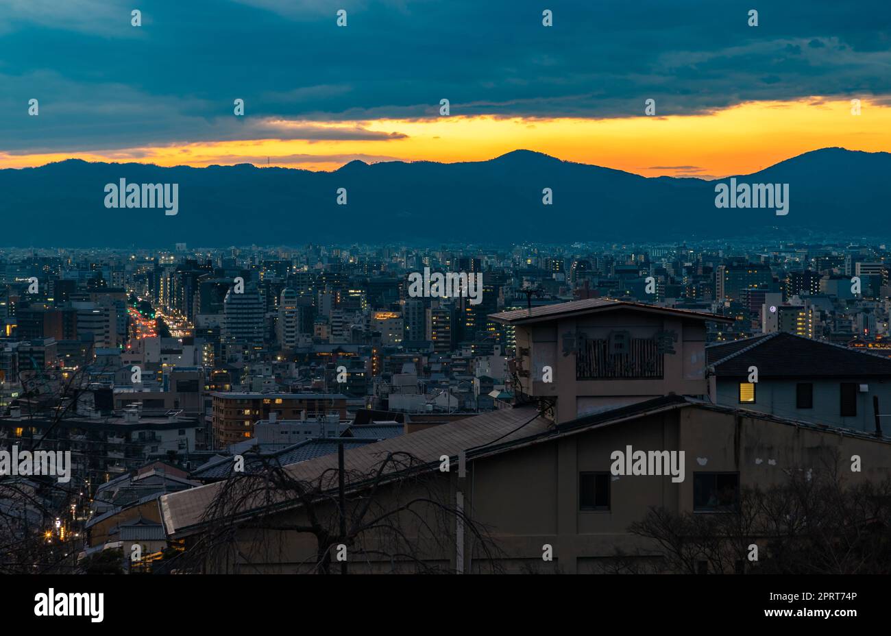 Una foto della città di Kyoto, scattata al tramonto. Foto Stock