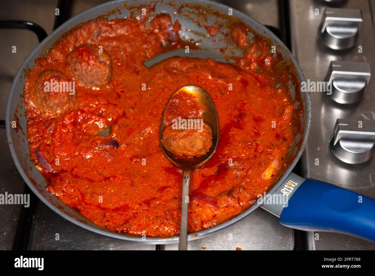 Polpette fatte in casa in salsa piccante Foto Stock