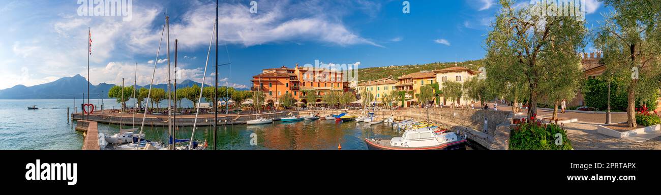 Porto vecchio di Torri del Benaco nella regione Veneto sulla costa orientale del Lago di Garda nel nord Italia Foto Stock