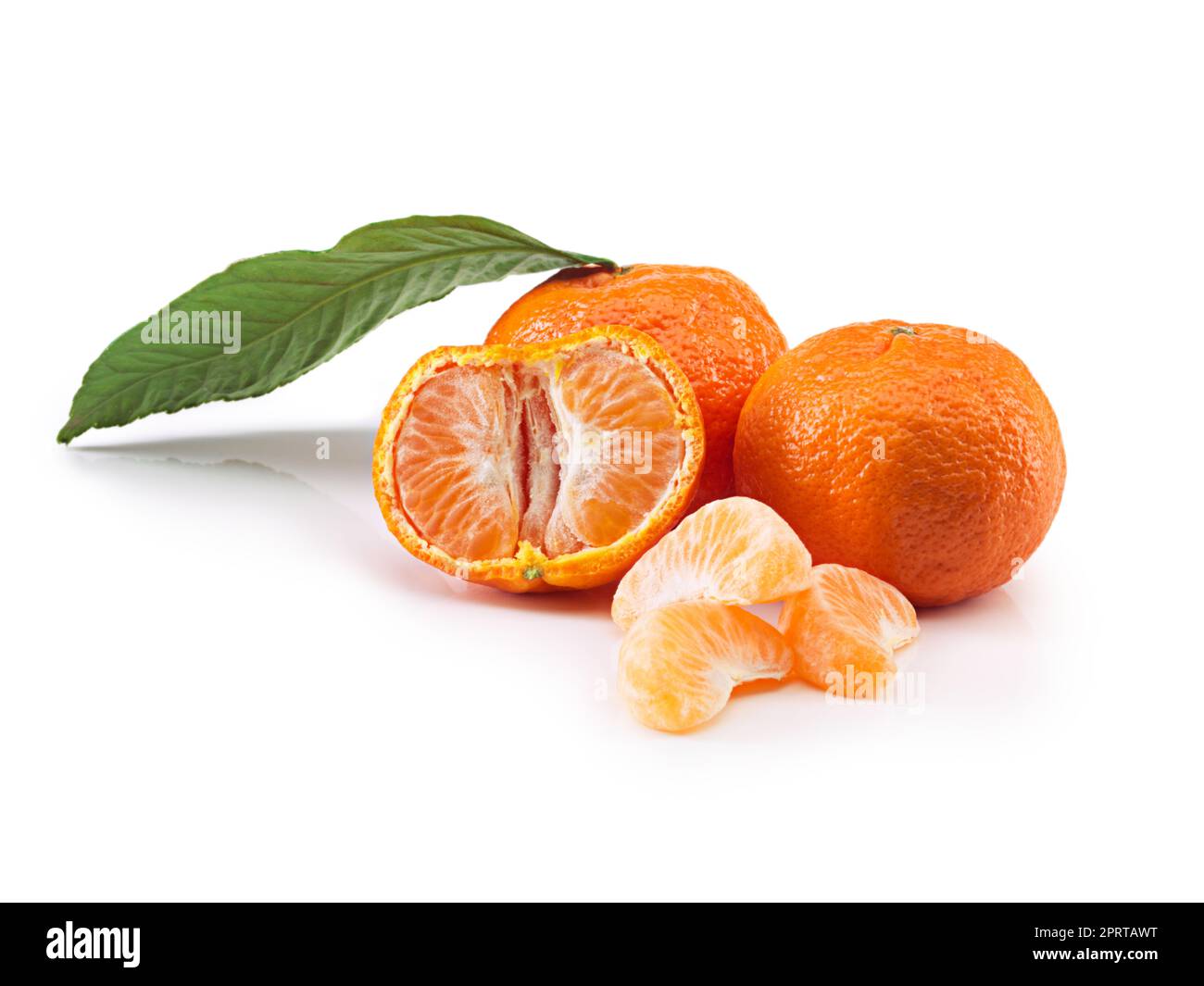 Niente di gustoso come un mandarino. Studio di tangerini su sfondo bianco. Foto Stock