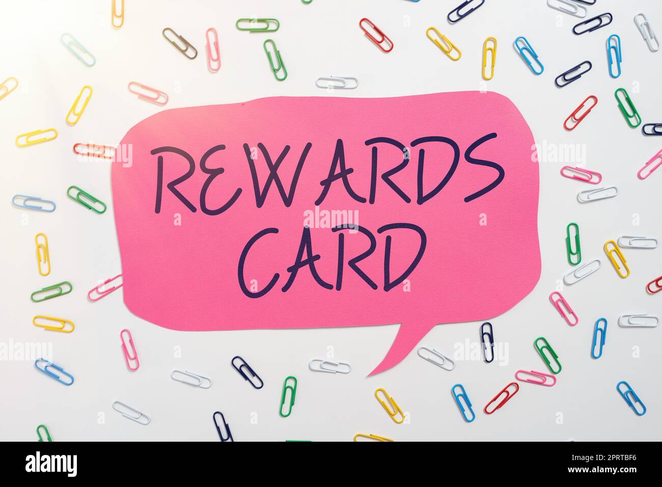 Didascalia di testo che presenta la carta Rewards. Business Concept Aiutate guadagnare miglia di punti in denaro dagli incentivi di acquisto giornalieri Foto Stock
