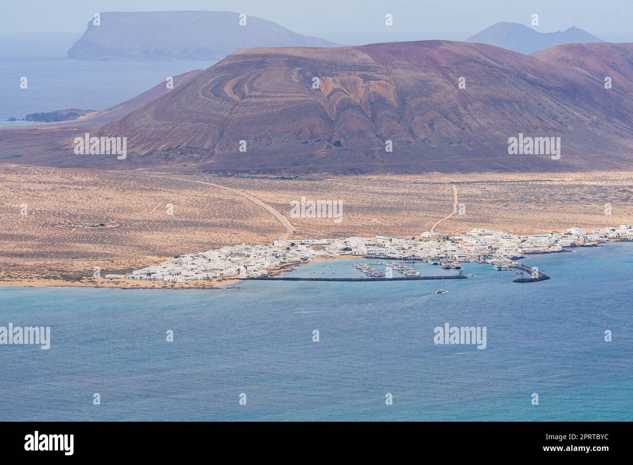 Porto di Caleta de Sebo (insediamento principale e capitale dell'isola) sull'isola la Graciosa da Mirador de Guinate. Lanzarote. Isole Canarie. Spagna. Foto Stock