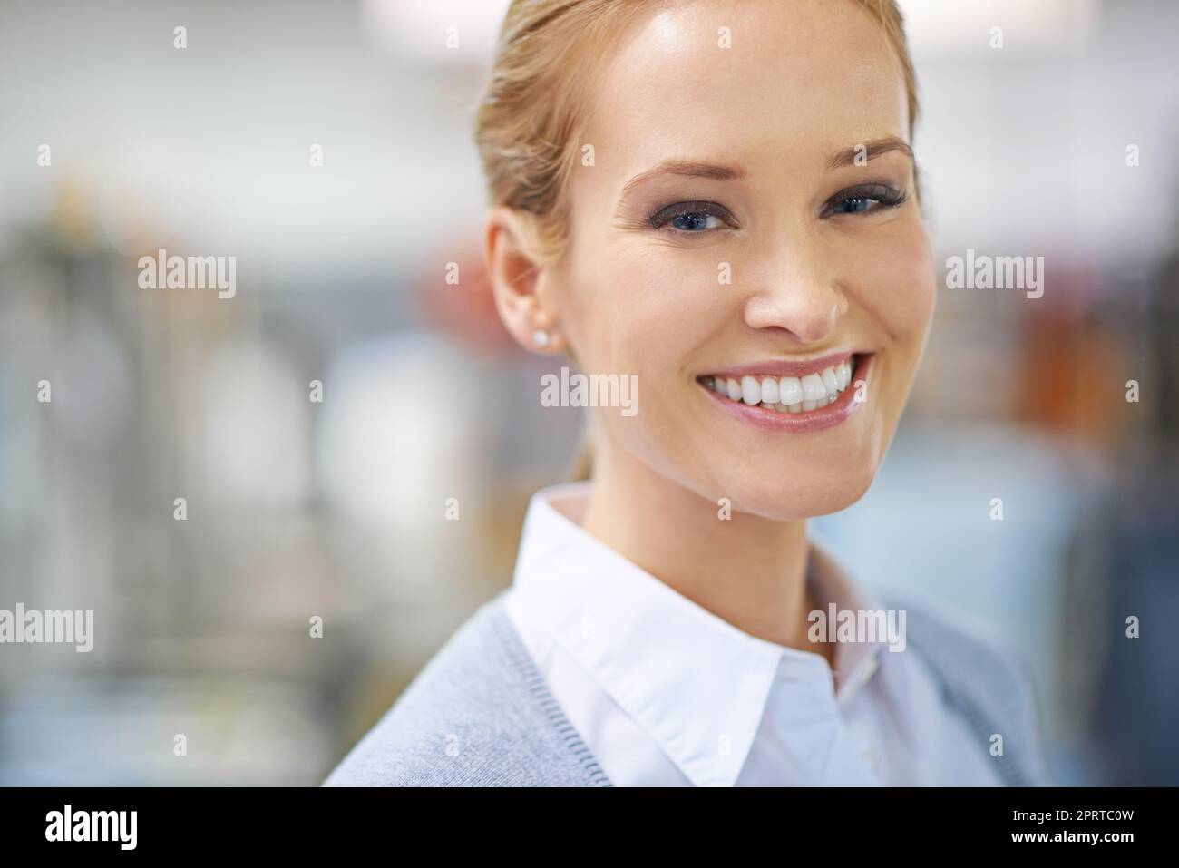 Tutti sorrisi in fabbrica. Ritratto di un giovane manager sorridente in piedi sul pavimento della fabbrica di stampa. Foto Stock