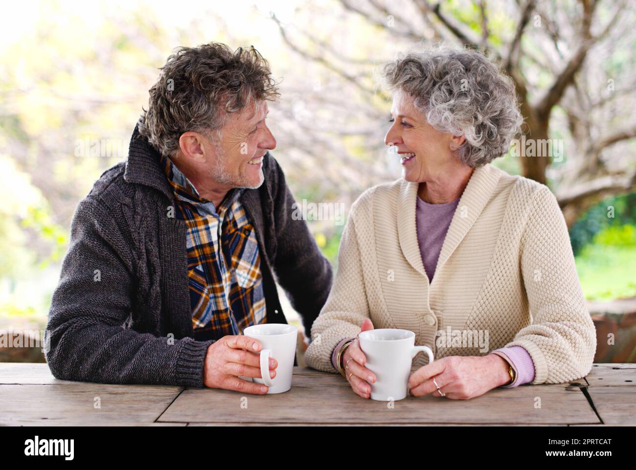 Theyve ha avuto tanti anni meravigliosi insieme. Una coppia anziana che ha una conversazione sopra il caffè. Foto Stock