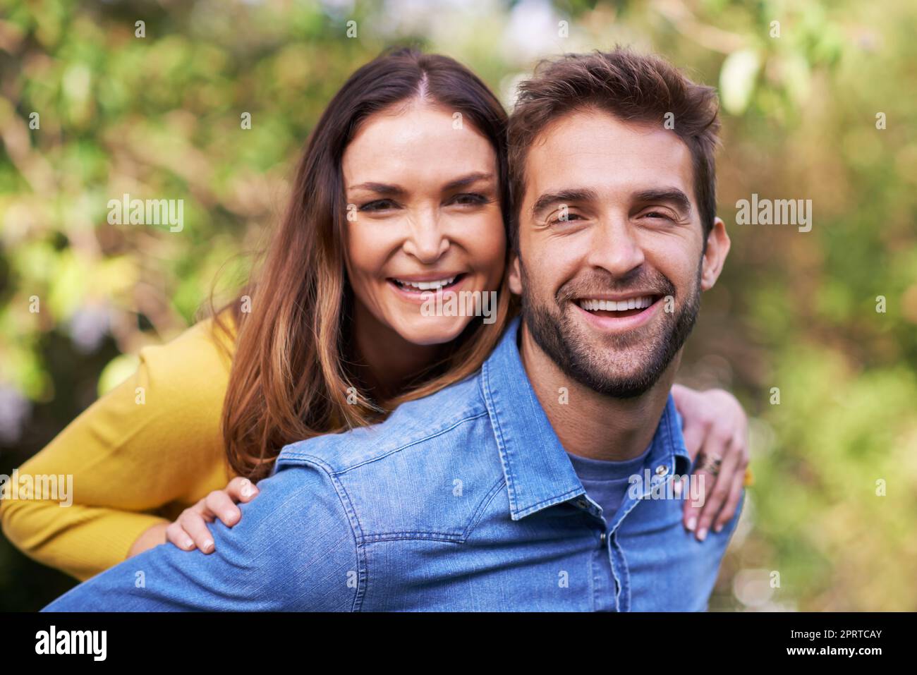 Ci piace tenere le cose divertenti, una coppia affettuosa che si diverte insieme. Foto Stock