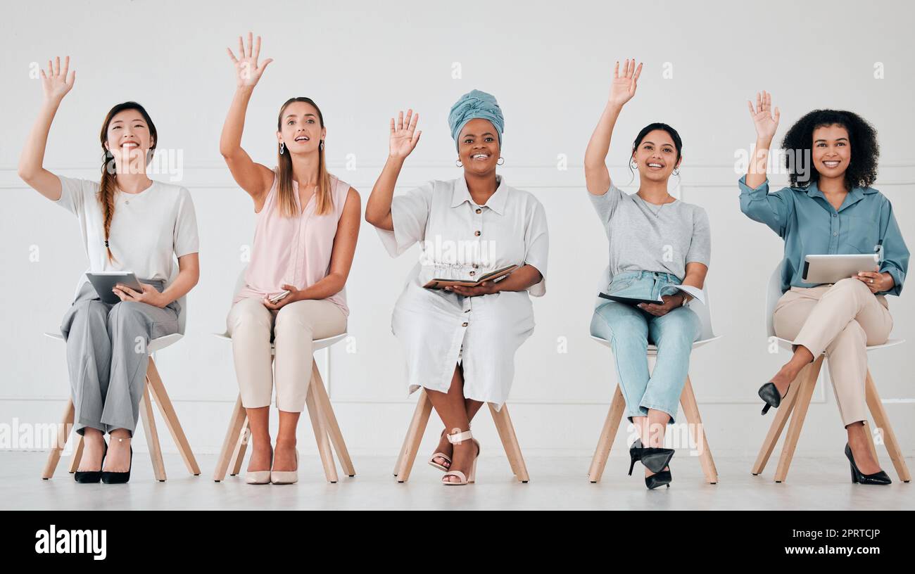 Diversità, team e fila seduti con le mani in alto per domande, risposte o idee in ufficio, seminario o riunione. Persone d'affari creative e felici che si danno la mano insieme in un'intervista al networking aziendale Foto Stock