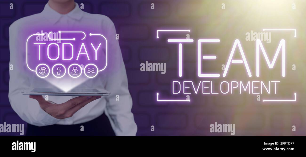 Testo che mostra ispirazione Team DevelopmentScoprite perché e come i piccoli gruppi cambiano nel tempo con i grafici. Significato concettuale Scoprite perché e come i piccoli gruppi cambiano nel tempo con i grafici Foto Stock