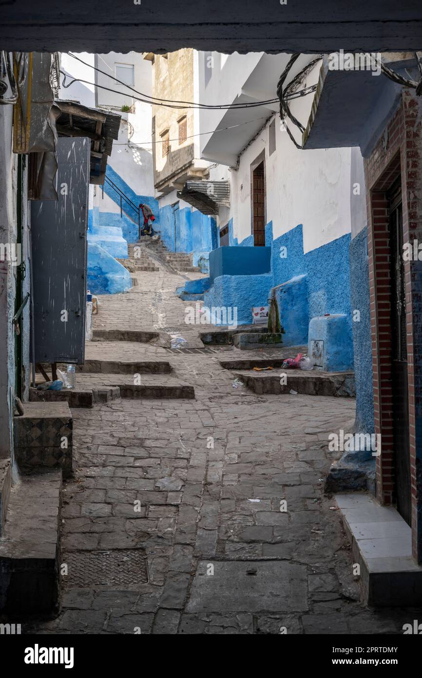 Ripido e stretto vicolo della medina Tetouan con le case dipinte in bianco e blu. Foto Stock