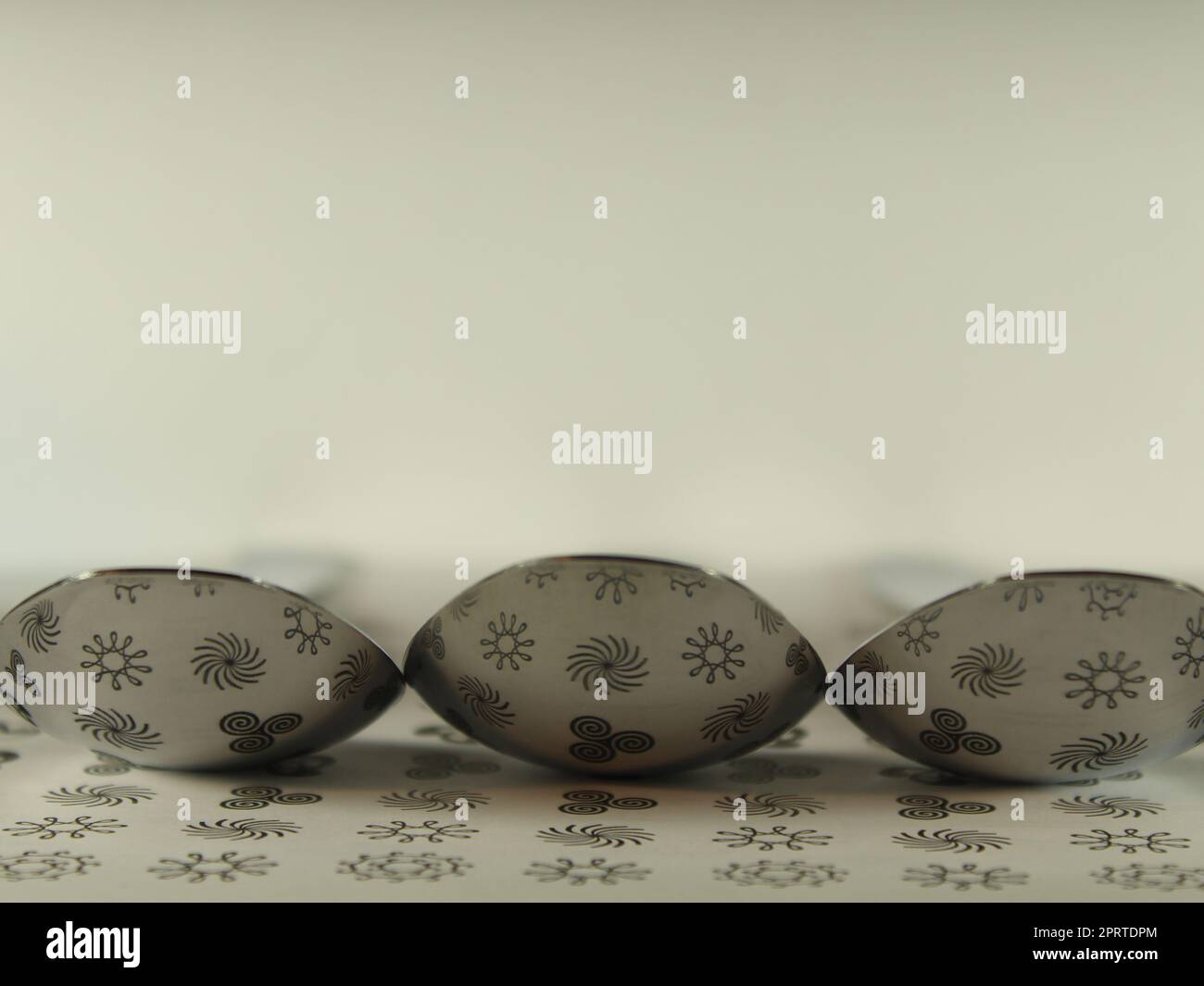 Forcella a cucchiaio coperta per l'igiene alimentare riflessi disegni Foto Stock