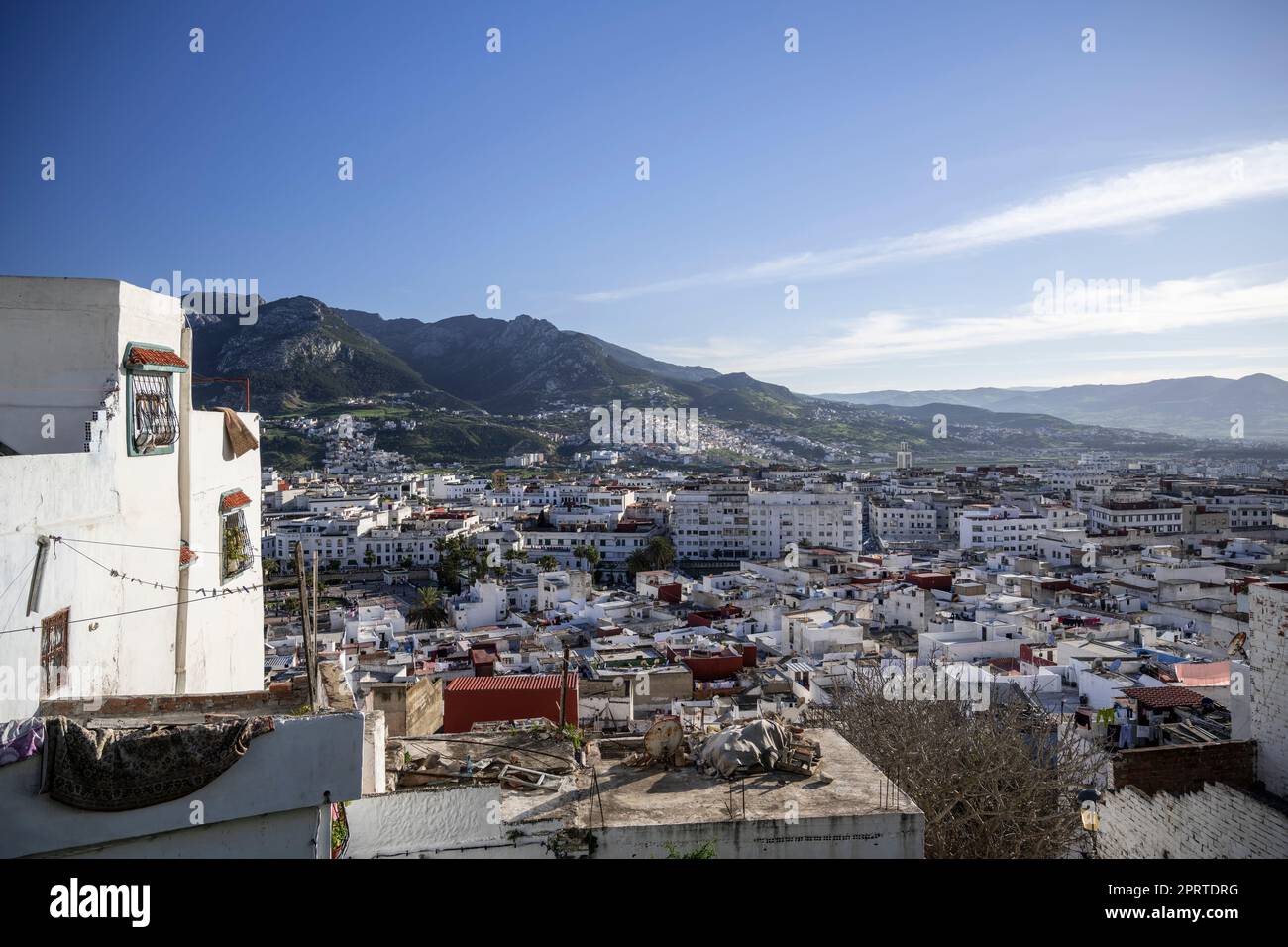 Vista delle case bianche della medina Tetouan dalla cima della Kasbah. Foto Stock