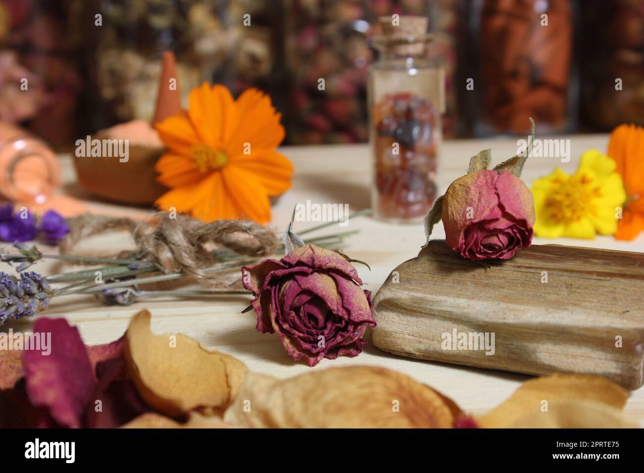 Petali di rosa e lavanda essiccata con cristalli e legno pietrificato Foto Stock