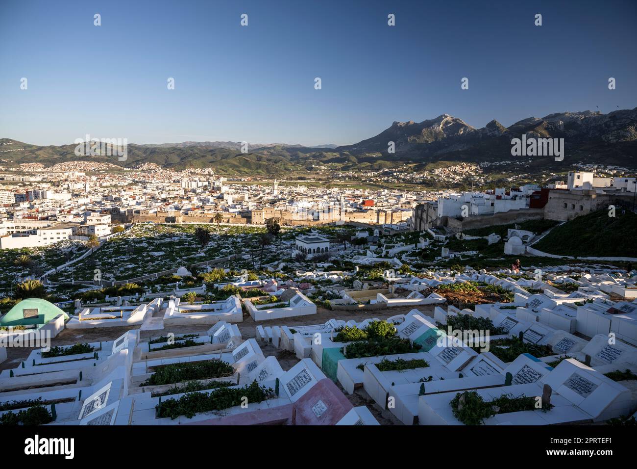 Vista della città di Tetouan dalla cima del cimitero di Sidi El Mandri. Foto Stock