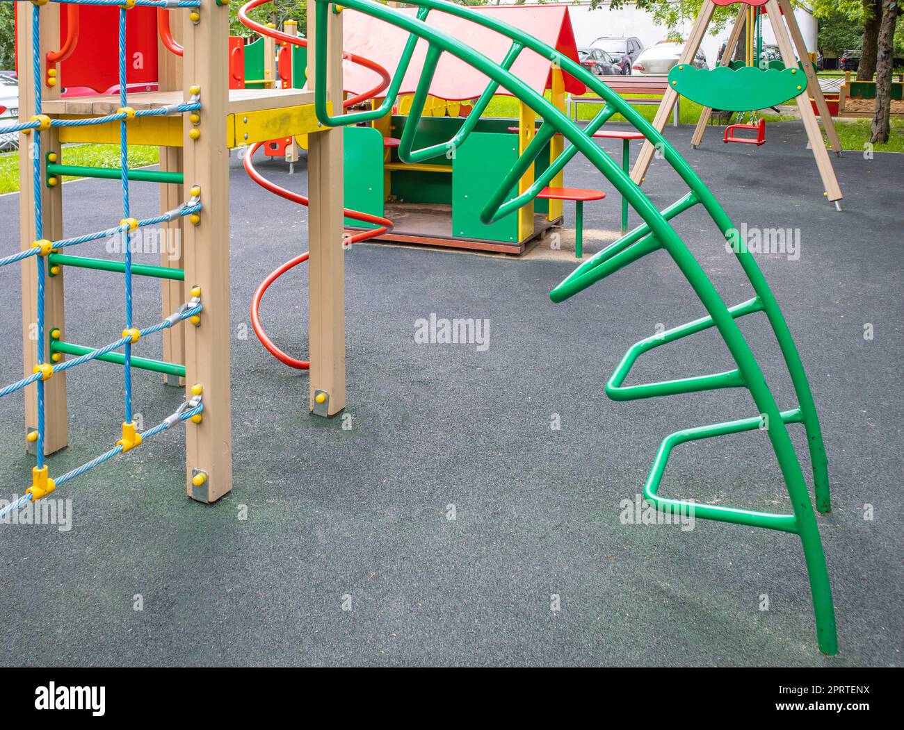 Complesso sportivo all'aperto per bambini moderno con scivolo, parete di corda Foto Stock