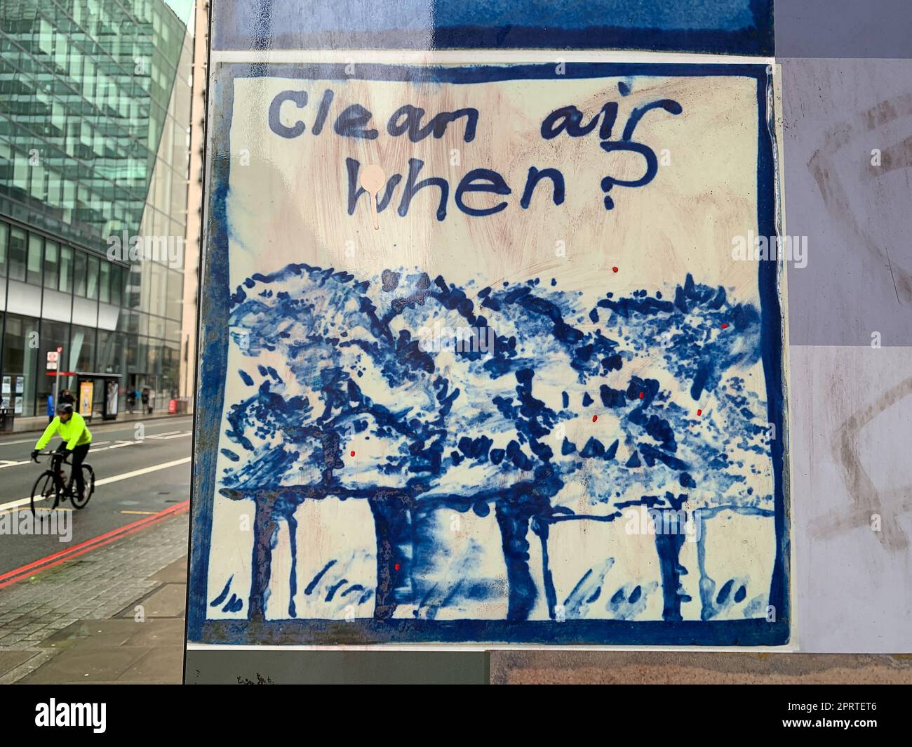 Westminster, Londra, Regno Unito. 23rd aprile 2023. Un ciclista passa oltre un'aria pulita quando? Opera d'arte a Londra. Il sindaco Sadiq Khan sta progettando in modo controverso di ampliare la zona ULEZ a Londra Ovest. È stata istituita una campagna contro l'espansione ULEZ, Piers Corybn, fratello di Jeremy Corbyn, MP laburista. Credito: Maureen McLean/Alamy Foto Stock