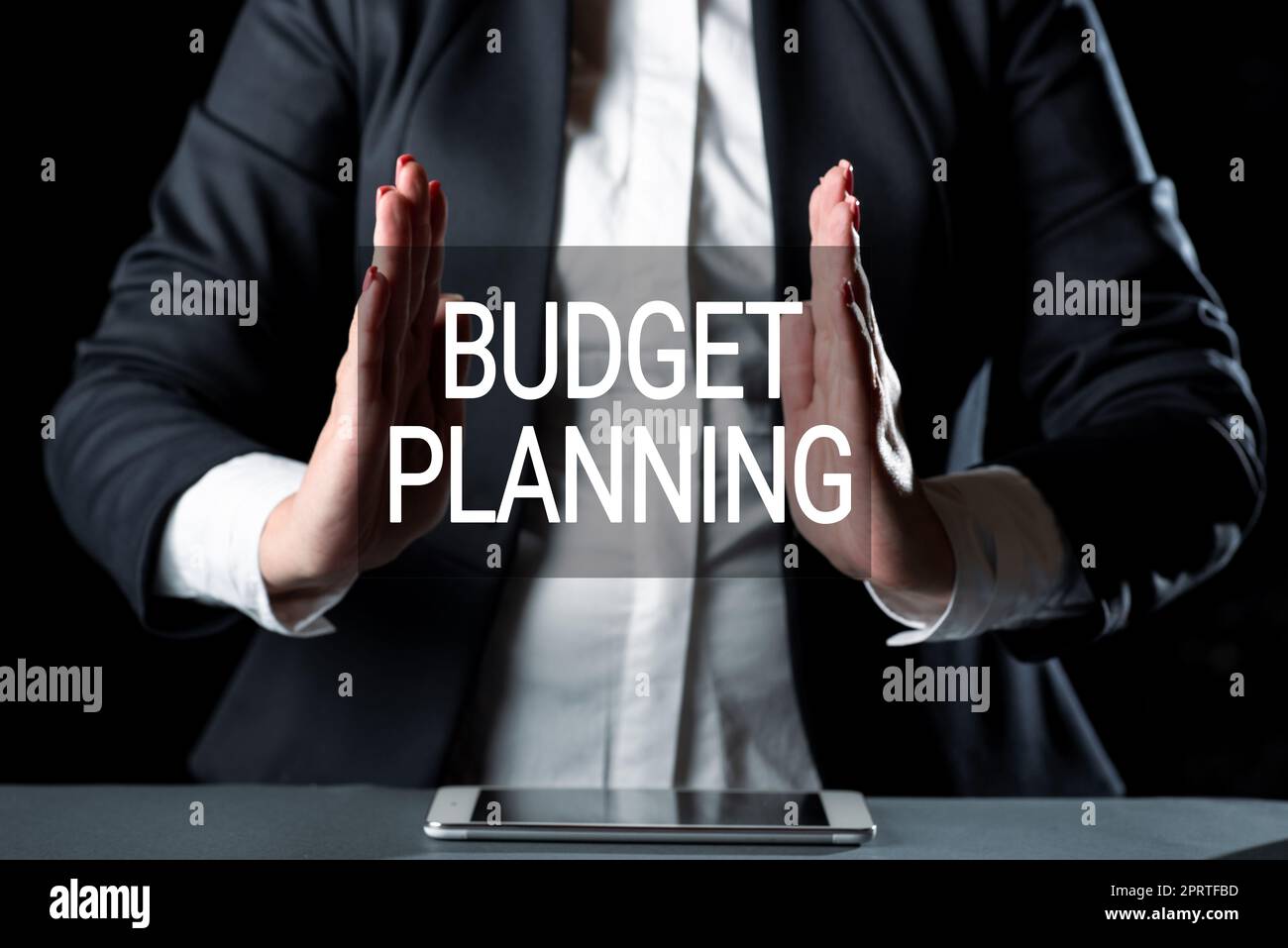 Cartello che mostra la pianificazione del budget la descrizione scritta delle spese correnti e future. Parola per la descrizione scritta delle spese correnti e future Foto Stock