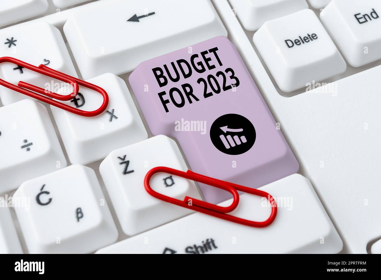 Didascalia di testo che presenta il bilancio per il 2023An previsioni scritte delle entrate e delle spese per il 2023. Le imprese presentano una stima scritta delle entrate e delle spese per il 2023 Foto Stock