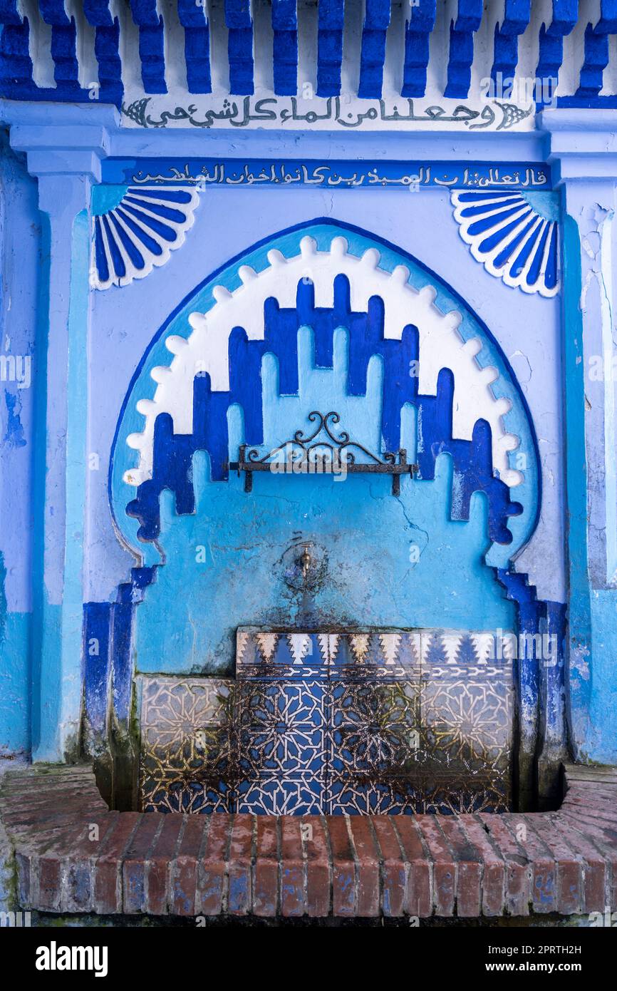 Vecchia fontana nelle strade della medina di Chefchaouen. Foto Stock