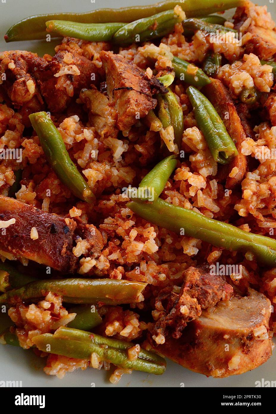 Pollo Peri Peri con riso e fagioli verdi Foto Stock