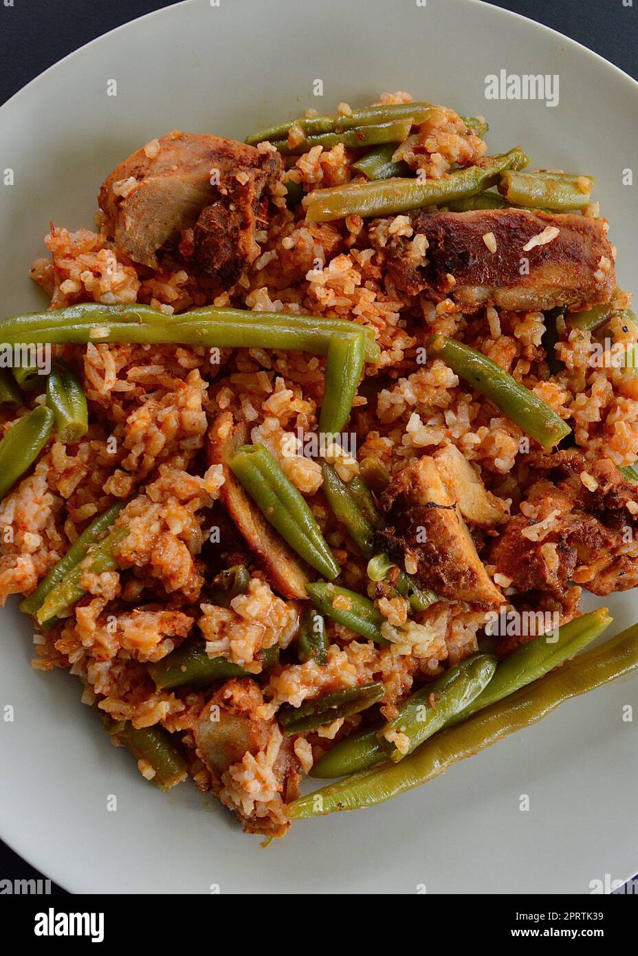 Pollo Peri Peri con riso e fagioli verdi Foto Stock