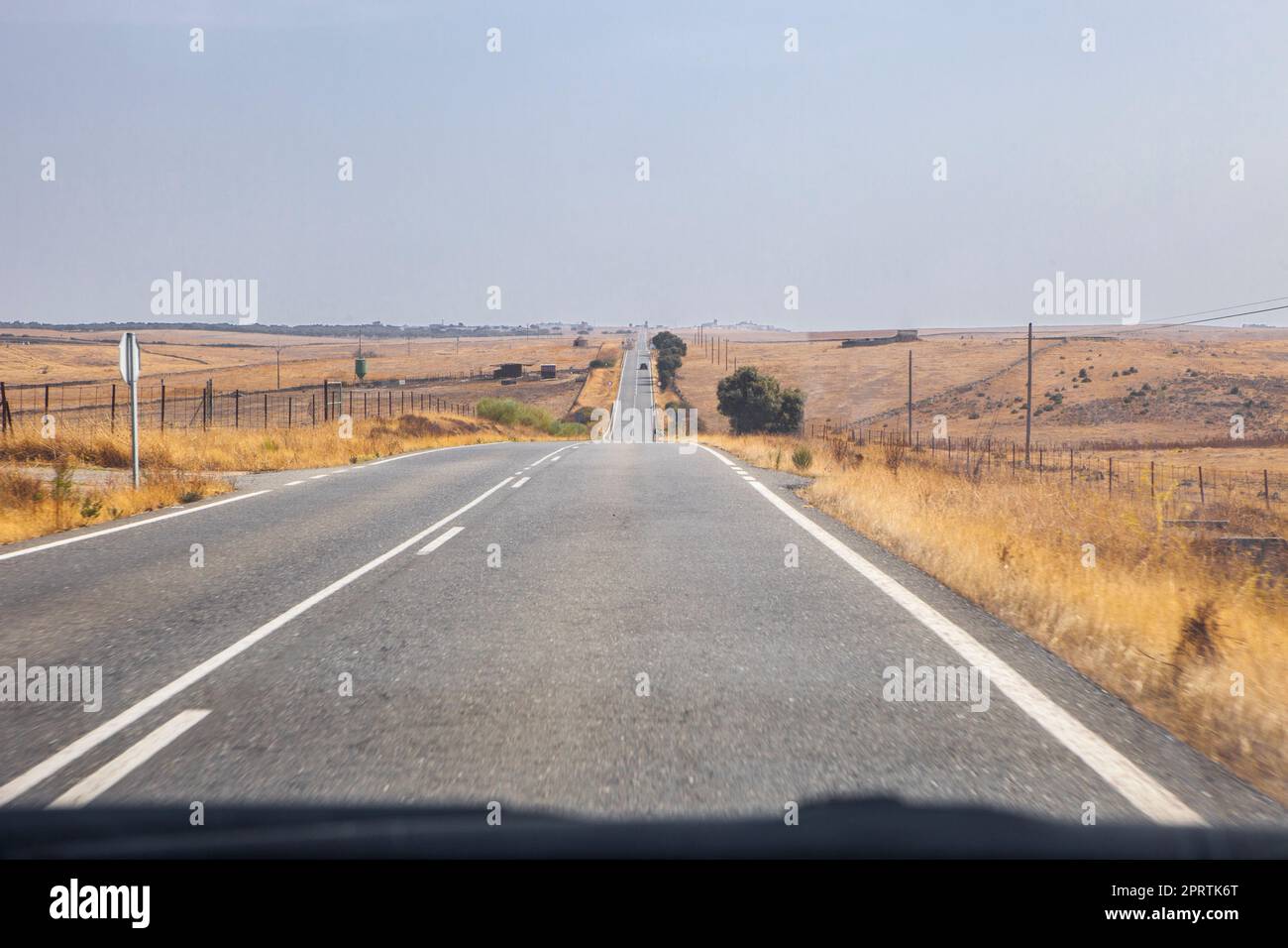 Strada locale con cambi di pendenza costanti. Vista dall'interno dell'auto Foto Stock