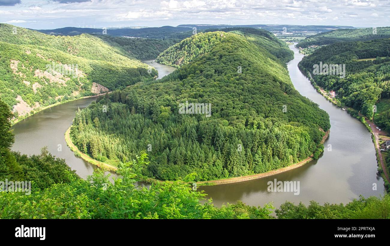 Vista di Saarschleife dalla torre a piedi sulla cima dell'albero. Una torre di osservazione nel Saarland. Natura pura. Foto Stock