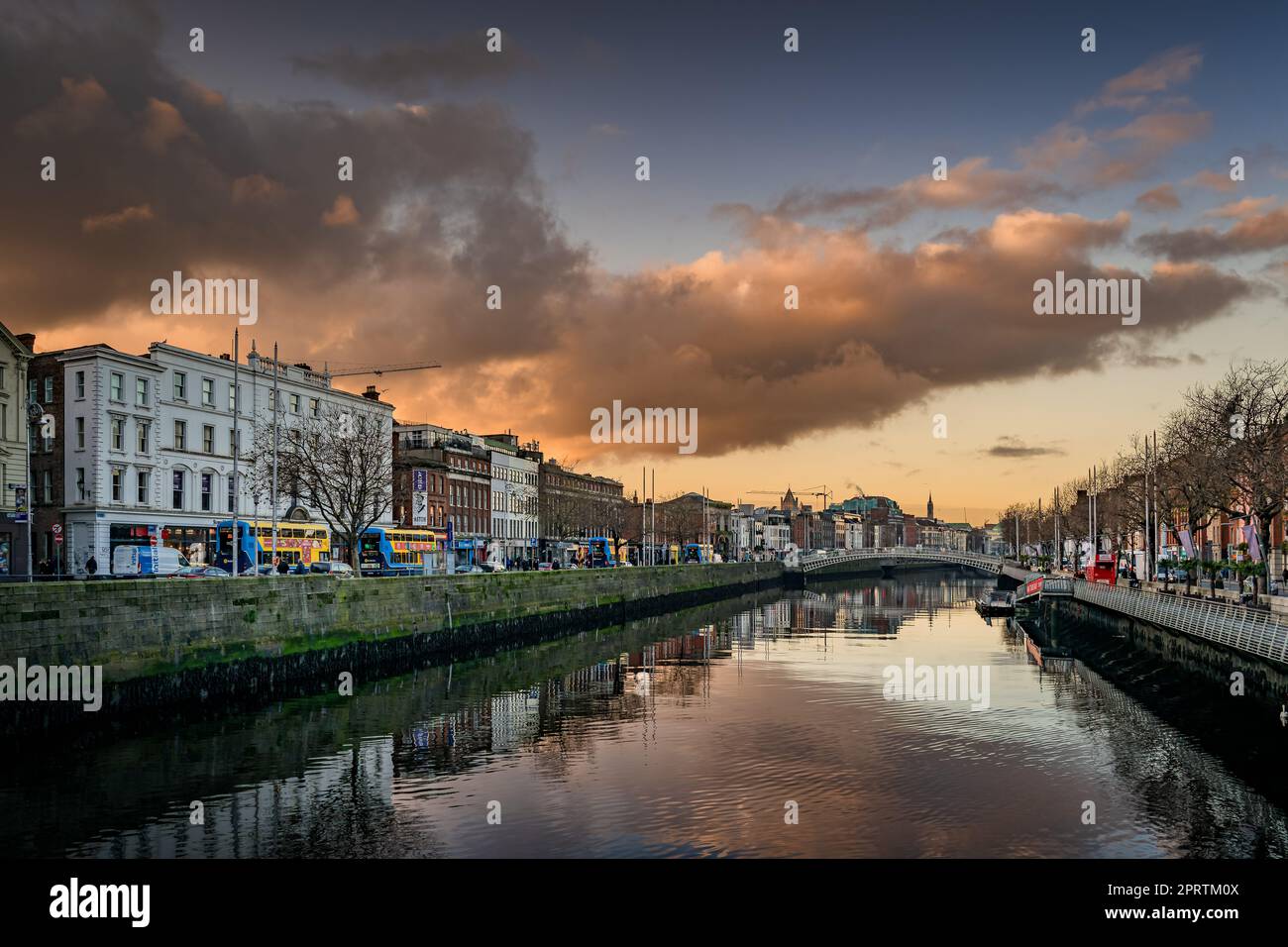 Dublino, 2019 novembre mattina presto, alba, sul trafficato Wellington Quay con una vista sul ponte Hapenny che attraversa il fiume Liffey Foto Stock