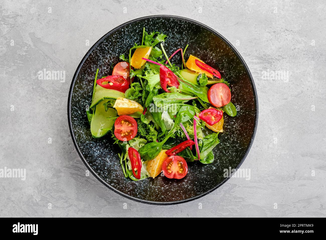 Vista dall'alto dell'insalata piccante con arancia, peperoncino, pomodoro, cetriolo e avocado Foto Stock